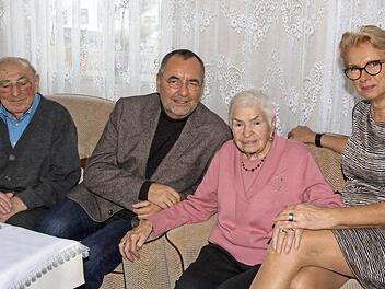 Das Bild zeigt (von links) Altb&uuml;rgermeister Georg W&uuml;rstlein, B&uuml;rgermeister J&uuml;rgen Kohmann, die Jubilarin Gerda Orlikowski und ihre Tochter Jutta.  Foto: Hartmut Klamm