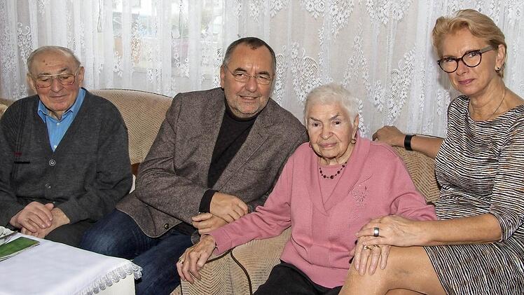 Das Bild zeigt (von links) Altb&uuml;rgermeister Georg W&uuml;rstlein, B&uuml;rgermeister J&uuml;rgen Kohmann, die Jubilarin Gerda Orlikowski und ihre Tochter Jutta.  Foto: Hartmut Klamm