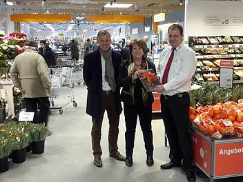 Über den Umbau des Lebensmittelmarktes am Gänsrain freuen sich (von rechts) Filialgeschäftsführer Thorsten Krack, Bad Brückenaus Bürgermeisterin Brigitte Meyerdierks und Architekt Stefan Richter. Die Rathauschefin überreichte ein Erinnerungspräsent.Foto: Rolf Pralle