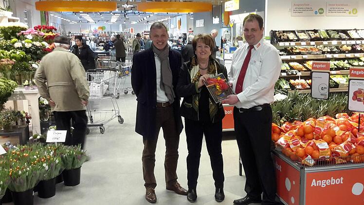 Über den Umbau des Lebensmittelmarktes am Gänsrain freuen sich (von rechts) Filialgeschäftsführer Thorsten Krack, Bad Brückenaus Bürgermeisterin Brigitte Meyerdierks und Architekt Stefan Richter. Die Rathauschefin überreichte ein Erinnerungspräsent.Foto: Rolf Pralle