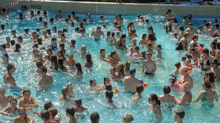 ... wie es unten im Bambados-Freibad wuselt. Foto: Ronald Rinklef