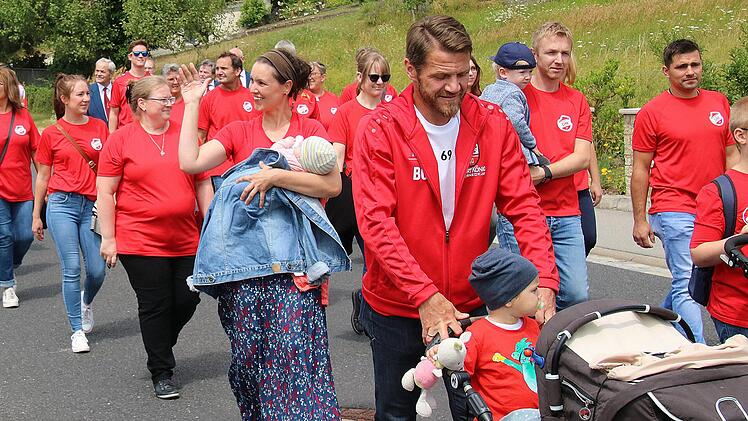 Die DJK Seubrigshausen hat keine Nachwuchssorgen, das wurde beim Umzug in  Thundorf deutlich. Foto: Dieter Britz