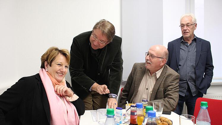 Carsten Kulbe (2.v.l.) zeigt Brigitte Meyerdierks, Anton Kiefer (2.v.r.) und Werner Walter  die Grafik des neuen Berliner Platzes. Foto: Julia Raab