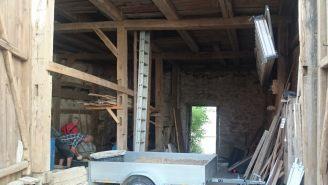 Arbeitseinsatz in der Scheune des Heimatspielhauses. Wolfgang Joa