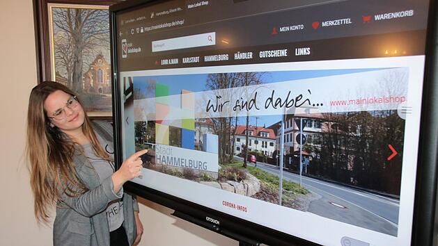 Julia Keidel von der Stadtverwaltung pr&auml;sentiert an einem Touchscreen die Handhabung des neuen Portals. Foto: Ralf Ruppert