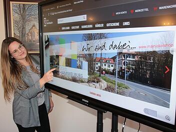 Julia Keidel von der Stadtverwaltung präsentiert an einem Touchscreen die Handhabung des neuen Portals. Foto: Ralf Ruppert