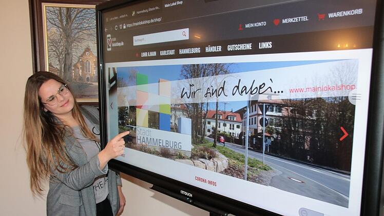 Julia Keidel von der Stadtverwaltung präsentiert an einem Touchscreen die Handhabung des neuen Portals. Foto: Ralf Ruppert