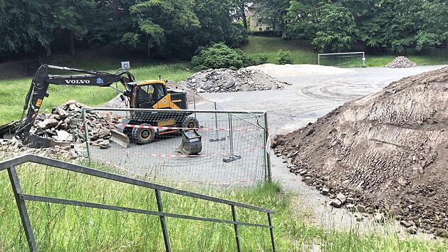 Kein "Knipser", sondern ein Schaufelbagger steht im Strafraum. An Kicken auf dem Sch&uuml;tzenplatz ist derzeit nicht zu denken, denn die Stadt nutzt den Bolzplatz als Zwischenlager f&uuml;r Bauschutt. Foto: Christoph B&ouml;ger