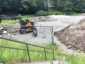 Kein "Knipser", sondern ein Schaufelbagger steht im Strafraum. An Kicken auf dem Schützenplatz ist derzeit nicht zu denken, denn die Stadt nutzt den Bolzplatz als Zwischenlager für Bauschutt. Foto: Christoph Böger