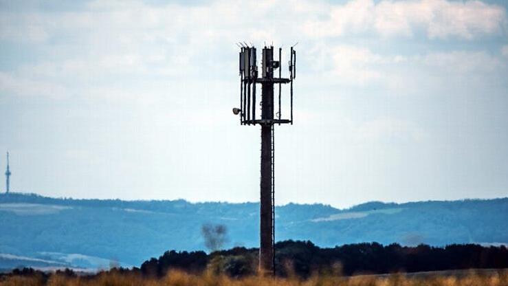Damit Handynutzer auf dem Land keine Funklöcher mehr haben, wollen Deutschlands Mobilfunkbetreiber bei der Netzabdeckung mancherorts gemeinsame Sache machen. Foto: Andreas Arnold, dpa
