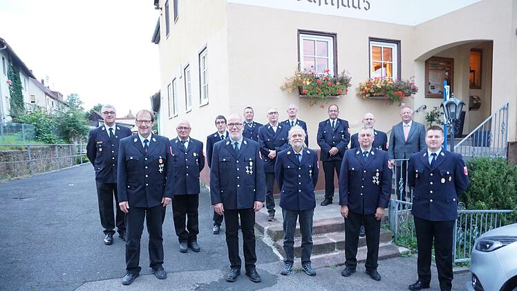 Ehrungen für verdiente Feuerwehrmänner der Feuerwehren des Marktes Zeitlofs (links im Bild): Kreisbrandinspektor Marco Brust sowie (rechts) Landrat Thomas Bold und Bürgermeister Matthias Hauke. Foto: Marion Eckert