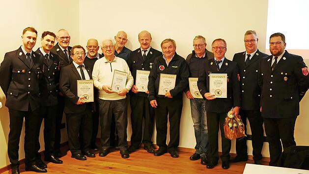 Auch die Ehrungen f&uuml;r 50 Jahre Mitgliedschaft standen bei der Freiwilligen Feuerwehr Burk an (v.&nbsp;l.): die Zweiten Vorsitzenden Florian Korb und Jonas Streubel, Rudi Kaspar, Franz-Josef G&uuml;gel, G&uuml;nter Anderl, Peter Klinner, Roman Kaspar, Werner Reck...
