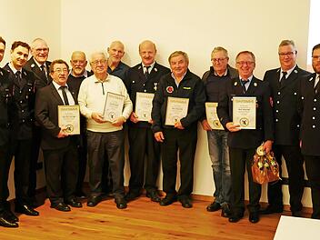 Auch die Ehrungen für 50 Jahre Mitgliedschaft standen bei der Freiwilligen Feuerwehr Burk an (v. l.): die Zweiten Vorsitzenden Florian Korb und Jonas Streubel, Rudi Kaspar, Franz-Josef Gügel, Günter Anderl, Peter Klinner, Roman Kaspar, Werner Reck...