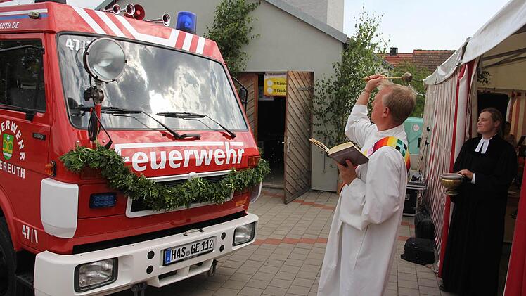 "Florian 47/1", das Feuerwehrauto von Gereuth, erhielt den kirchlichen Segen von Pfarrerin Sonja von Aschen und Diakon Bernhard Gartner (von rechts). Foto: Helmut Will
