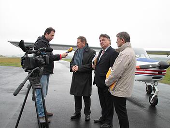 Auf dem neuen Rollweg des Kulmbacher Verkehrslandeplatzes interviewt (von links) Kai Losert von Radio Plassenburg Henry Schramm, Klaus Peter Söllner und Gerhard Wunder. Foto: Thomas Heuchling