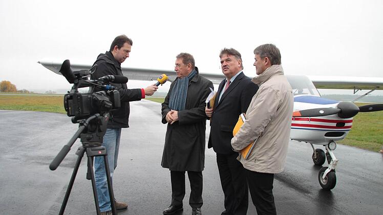 Auf dem neuen Rollweg des Kulmbacher Verkehrslandeplatzes interviewt (von links) Kai Losert von Radio Plassenburg Henry Schramm, Klaus Peter Söllner und Gerhard Wunder. Foto: Thomas Heuchling