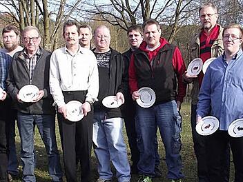Die Kreismeister bei den Kaninchenzüchtern (von links): Markus Appel, Astrid Grosser, Uwe Gratzke, Jürgen Großmann, Gerhard Mannser, Heinz Gärtlein (Kreisvorsitzender), Arnd Gratzke, Reinhard Bauer, Frank Steschulat, Heiko Padukience, Stefan Welscher, André Schmidt und Ewald Kremer  Fotos: Dieter Wolf