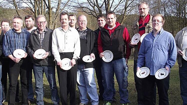 Die Kreismeister bei den Kaninchenzüchtern (von links): Markus Appel, Astrid Grosser, Uwe Gratzke, Jürgen Großmann, Gerhard Mannser, Heinz Gärtlein (Kreisvorsitzender), Arnd Gratzke, Reinhard Bauer, Frank Steschulat, Heiko Padukience, Stefan Welscher, André Schmidt und Ewald Kremer  Fotos: Dieter Wolf