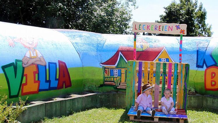 Wenn Leo Geyer (2, links) und Klara Schleicher (18 Monate) bald in die "Villa Kunterbunt" gehen, werden sie eine Kindertagesstätte mit moderner Technik und Pädagogik vorfinden. Foto: Bettina Knauth