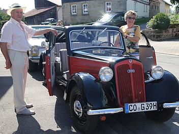 Gerhard und Brigitte Kryzanowsky aus Rödental sind sehr stolz auf ihrer Cabrio Limusine DK F8 aus dem Jahre 1939. Das Schmuckstück war einer der ältesten Fahrzeuge die beim Oldtimertreffen in Witzmannsberg zu sehen waren. Foto: Michael Stelzner