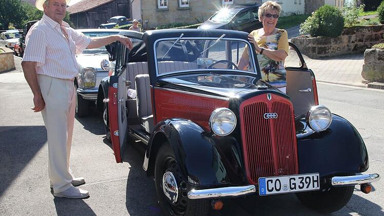 Gerhard und Brigitte Kryzanowsky aus Rödental sind sehr stolz auf ihrer Cabrio Limusine DK F8 aus dem Jahre 1939. Das Schmuckstück war einer der ältesten Fahrzeuge die beim Oldtimertreffen in Witzmannsberg zu sehen waren. Foto: Michael Stelzner