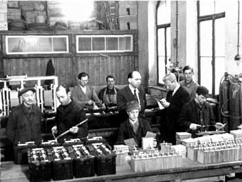 So sah die Produktion in der alten Turnhalle an der Lichtenfelser Straße aus. Gründer Peter J. Moll (stehend, 4. von rechts) begutachtet den Ablauf.  Fotos: Moll