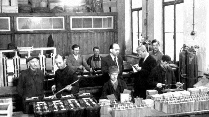 So sah die Produktion in der alten Turnhalle an der Lichtenfelser Straße aus. Gründer Peter J. Moll (stehend, 4. von rechts) begutachtet den Ablauf.  Fotos: Moll
