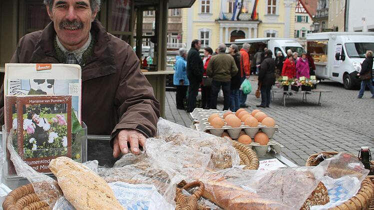 Neue Produkte: Am Biostand von Florian Geier gibt es neuerdings auch Selbstgebackenes. Foto: Sonja Adam
