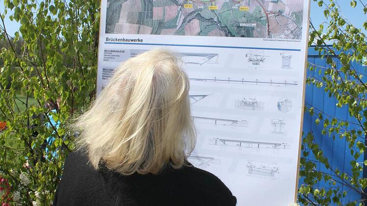 Die Spatenstich-Gäste informierten sich über Detail der Baumaßnahme. Sechs Brückenbauwerke müssen für die Ortsumfahrung Untersteinach entstehen. Foto: Sonny Adam