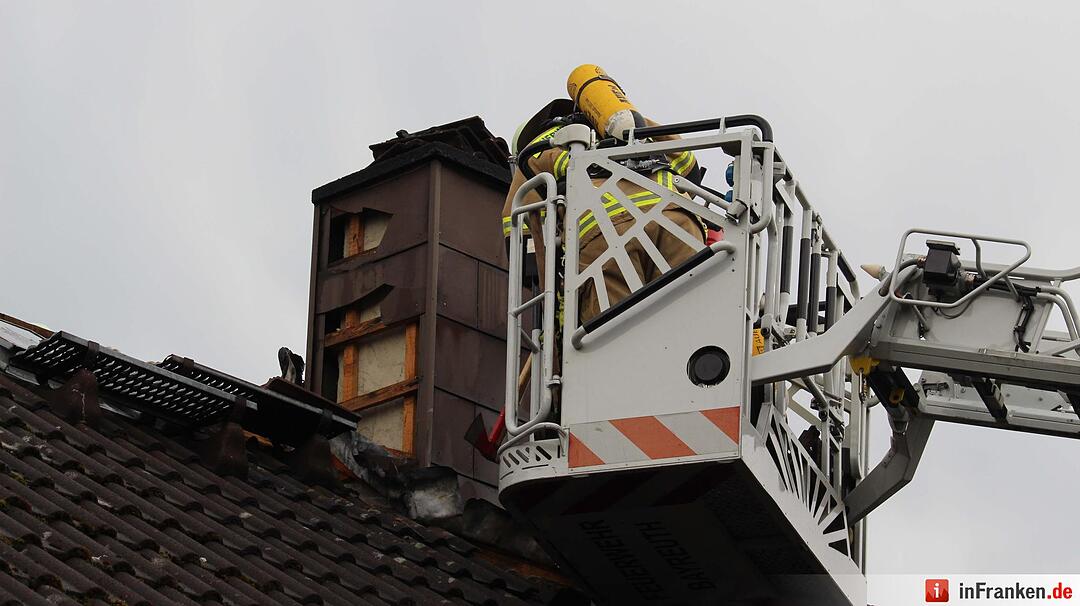 Blitz schlägt in Dachstuhl von Einfamilienhaus ein