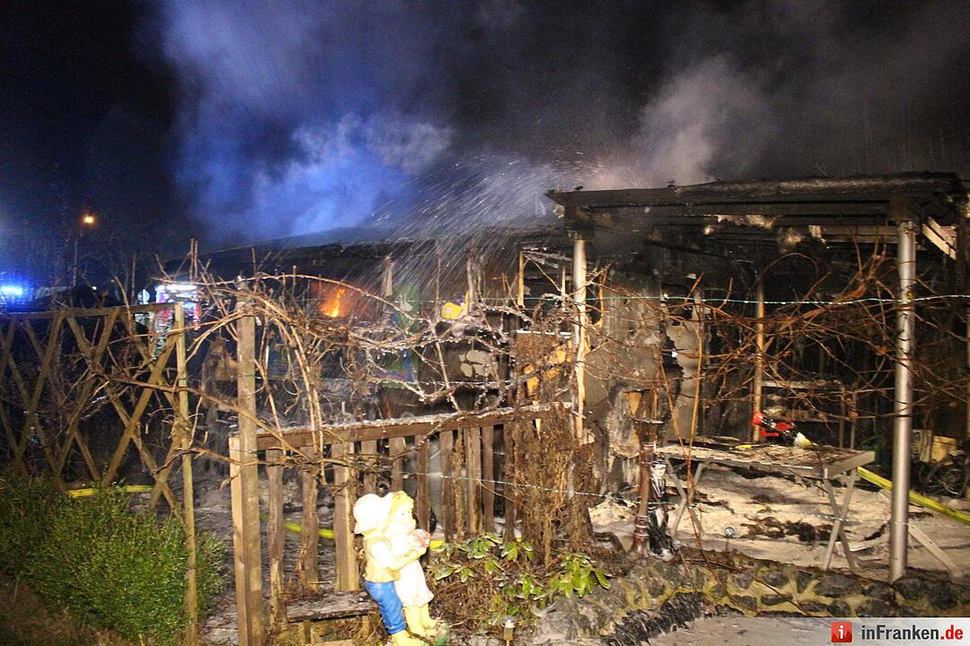 Zwei Gartenhäuser brennen in Bayreuth nieder