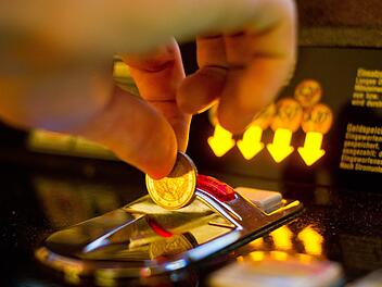 Normalerweise wirft man Geld in einen Spielautomaten - in einer Kulmbacher Spielothek holten Unbekannte jedoch durch Manipulationen 3000 Euro aus den Geräten. Symbolfoto: Ole Spata/dpa