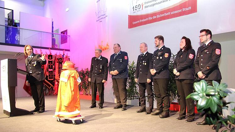 Die "glorreichen Sieben", also die Vorsitzenden der Ortswehren, hatten ein Geschenk mitgebracht.