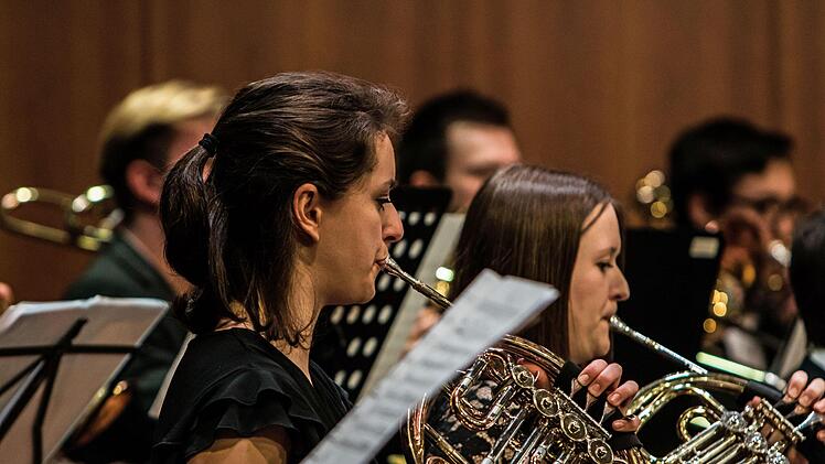 Das Jugendsymphonieorchester Oberfranken unter Leitung von Till Fabian Weser beeindruckte das Publikum im Coburger Kongresshaus mit begeisterndem Musizieren.Foto: Jochen Berger