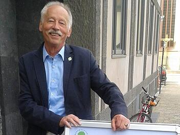 Oswald Türbl kurz vor seiner Auszeichnung vor dem Gebäude  der Regierung von Unterfranken in Würzburg. Beatrix Lieb