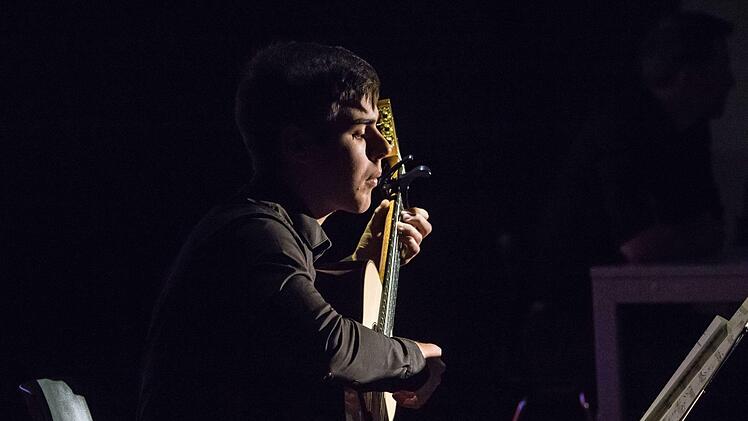 "Die Welt ist aus den Fugen" lautete das Motto eines Shakespeare-Abends, den die Experimentierwerkstatt "Making Culture" in Coburg veranstaltete. An der Gitarre: Fynn Wagner.Foto: Jochen Berger