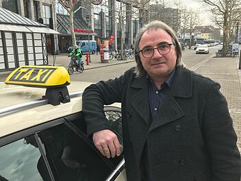 Der Chef der Erlanger Taxigenossenschaft, Bernward Finck, ist entsetzt über die Pläne des Verkehrsministers. 92 Taxen fahren zurzeit in Erlangen in einem eh' schon hart umkämpften Markt.  Foto: Michael Busch