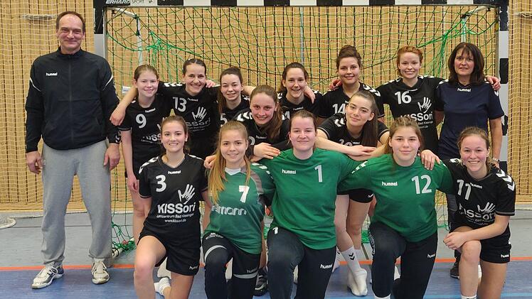 Unser Bild zeigt das Meisterbild der A-Juniorinnen mit (hinten, von links) Heiko Schober (Trainer), Cara Reiher, Lina Potsch, Michelle Kutzer, Nina Rittelmeier, Melissa Schäfer, Leonie Kaiser, Hailey Macisaac, Carina Geisel und Petra Przybilla (Trainerin) sowie (vorne, von links) Ina Rothaug, Hannah Beck, Mercedes Dörr, Francesca Grob und Hannah Mahlmeister. Gleich sieben Nachwuchs-Spielerinnen durften auch im Damenteam auf den Titel anstoßen.SG Garitz/Nüdlingen