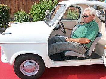 Norbert Reimann in seinem Vespa 400, einem heute sehr raren Kleinwagen aus den 1950er-Jahren. Aus heutiger Sicht gehört ein bisschen Mut dazu, sich mit einem solchen fahrbaren Untersatz in den Straßenverkehr zu begeben. Foto: Matthias Einwag