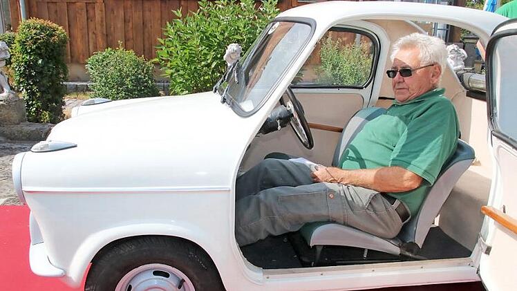 Norbert Reimann in seinem Vespa 400, einem heute sehr raren Kleinwagen aus den 1950er-Jahren. Aus heutiger Sicht gehört ein bisschen Mut dazu, sich mit einem solchen fahrbaren Untersatz in den Straßenverkehr zu begeben. Foto: Matthias Einwag