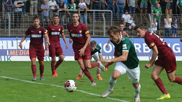 Machte das 2:0 und ein gutes Spiel: der Schweinfurter Amar Suljic (gr&uuml;n), der hier den Heimstettener Fabian Cavadias stehen l&auml;sst.  Foto: Marion Wetterich