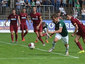 Machte das 2:0 und ein gutes Spiel: der Schweinfurter Amar Suljic (gr&uuml;n), der hier den Heimstettener Fabian Cavadias stehen l&auml;sst.  Foto: Marion Wetterich