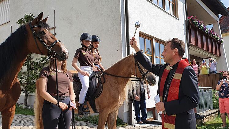 Weihbischof Herwig Gössl segnete die Pferde auf dem Schwarzenhof in Moggast.Carmen Schwind