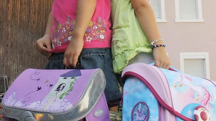 Büchertasche anheben? Für Leni und Sophie ist das kein Problem.  Fotos: Diana Fuchs