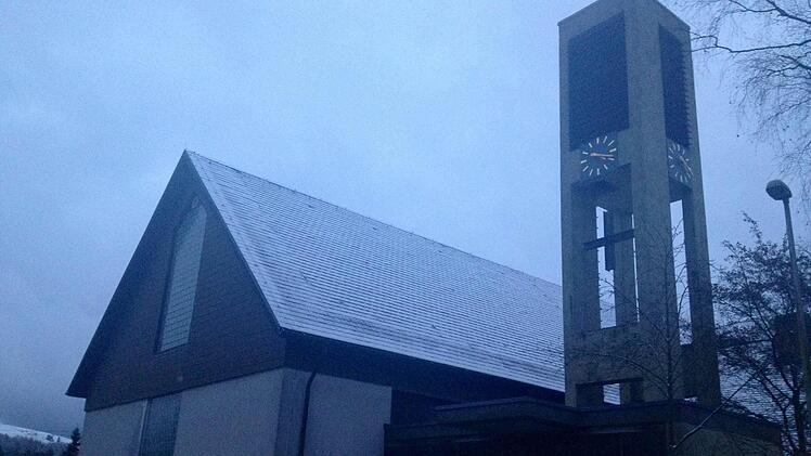 Die Stunden sind gezählt: Die ungenutzte Kirche in Oberwildflecken wird 2014 abgerissen. Foto: Schmitt-Mathea