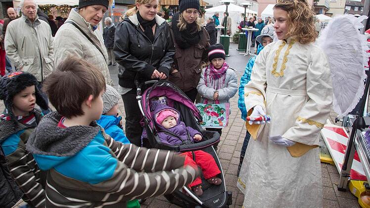 Süße Geschenke verteilte das Christkind an die jüngsten Marktbesucher.