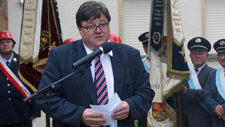 Bürgermeister Matthias Schneiderbanger hält eine Ansprache. Foto: Johannes Michel