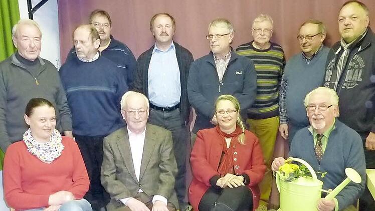 Die neue Vorstandschaft des Gartenbaukreisverbandes Kronach. Obere Reihe, von links: Horst Heinlein, Bernhard Krumm, Günther Schmidt, Fritz Pohl, Michael Kestel, Edgar Bärenz, Gerhard Ramming, Roland Hagen; untere Reihe, von links: Melanie Hohner, Jürgen Neumann, Jutta Dietzel und Peter Cembrowicz. Foto: Gerd Fleischmann