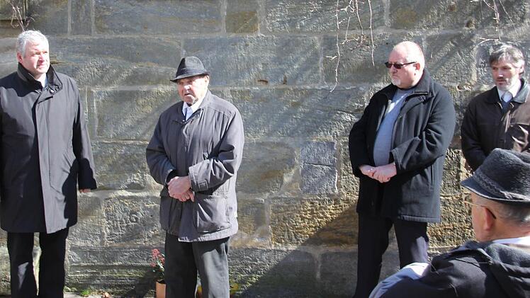 Oskar Schmitt berichtete als einstiger Nachbar über die Geschehnisse im Gefängnishof.Foto: Ralf Kestel
