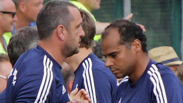 Schwere Zeiten für Stefan Braungardt (rechts) und Alexander Weber. Das am Ende der Saison scheidende Trainergespann des VfL Frohnlach will sich unbedingt mit dem Klassenerhalt verabschieden und braucht deshalb heute im Heimspiel gegen den SC Eltersdorf ein Erfolgserlebnis, um vom Tabellenende wegzukommen.